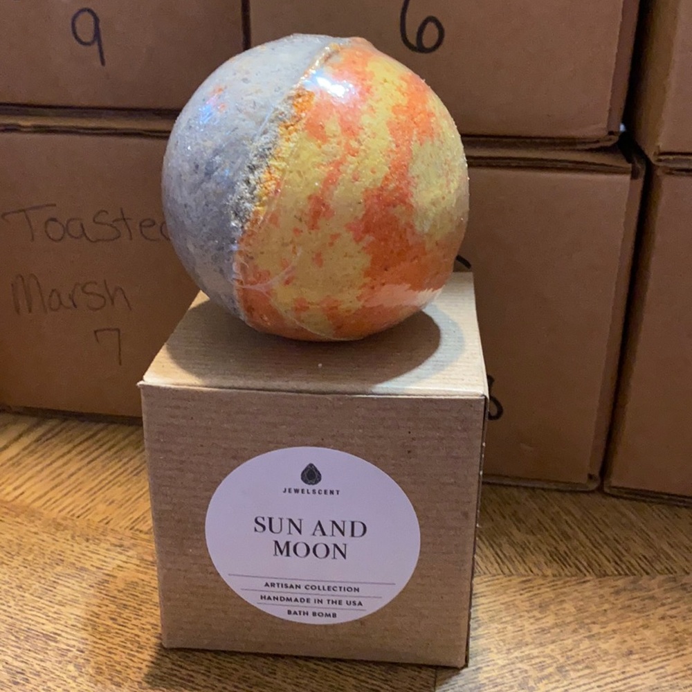 Jewelscent sun and moon bath bomb w/ necklace‎